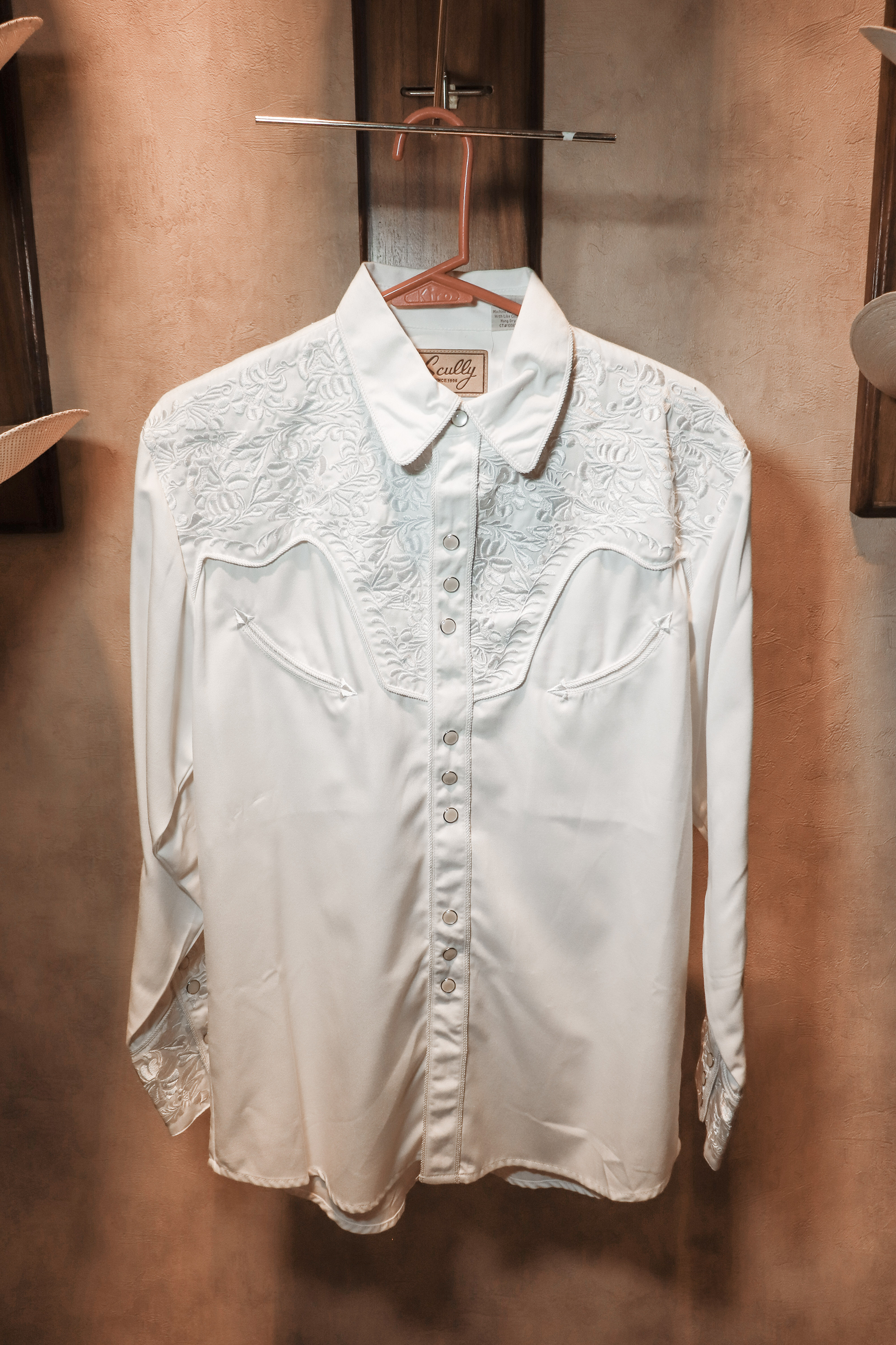 Camisa Scully Modelo P-634 Blanco Floral Tooled Embroidered